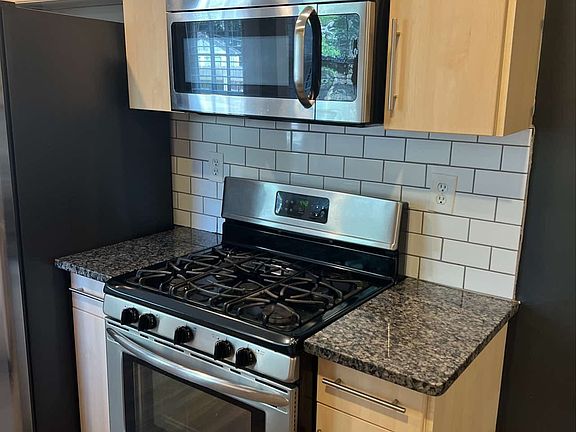 4th image of 784 Hillmont Ave