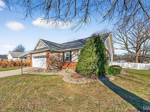 4th image of 4 Huntington Place Dr