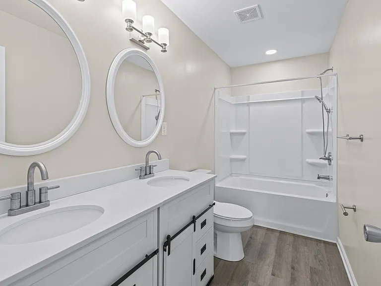 2nd floor common full bathroom