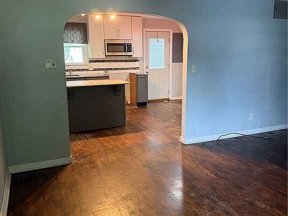 3rd image of 902 N Wood St