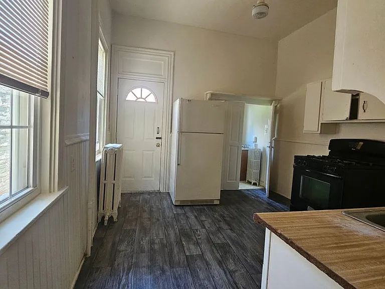 205 W King St — Photo 2