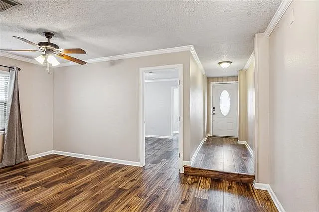 2204 Deerlick Ln — Photo 2