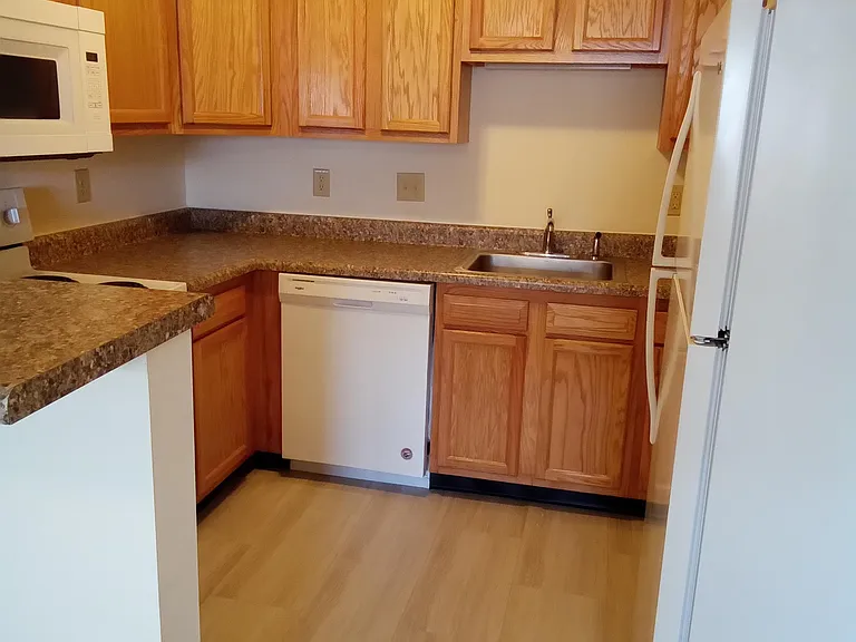 1825 Wichman Ln — Photo 2