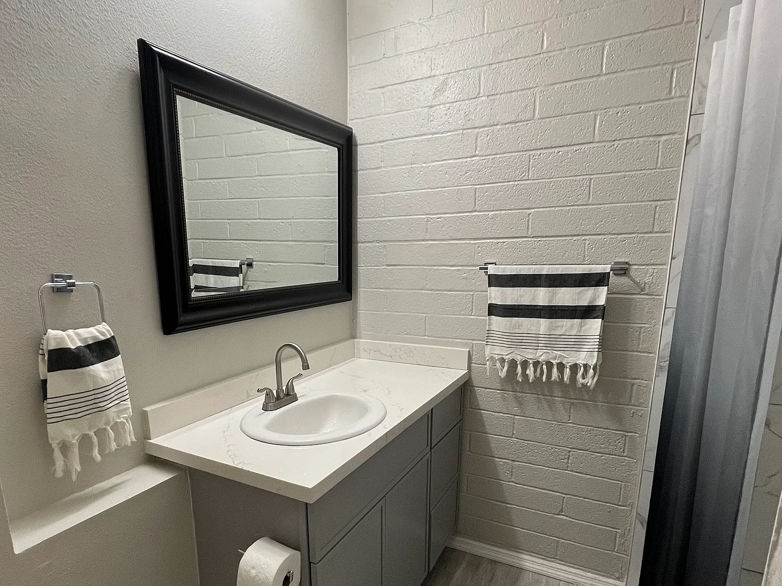 1828 W Tuckey Ln — Photo 2