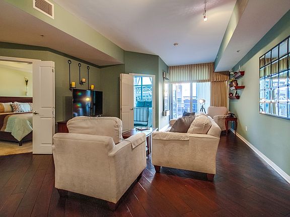 4th image of 253 10th Ave Unit 904