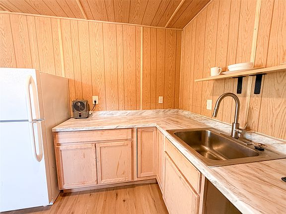 4th image of 1104 N Avenue D