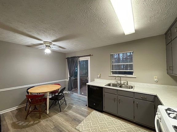 5th image of 721 Brighton Dr #A