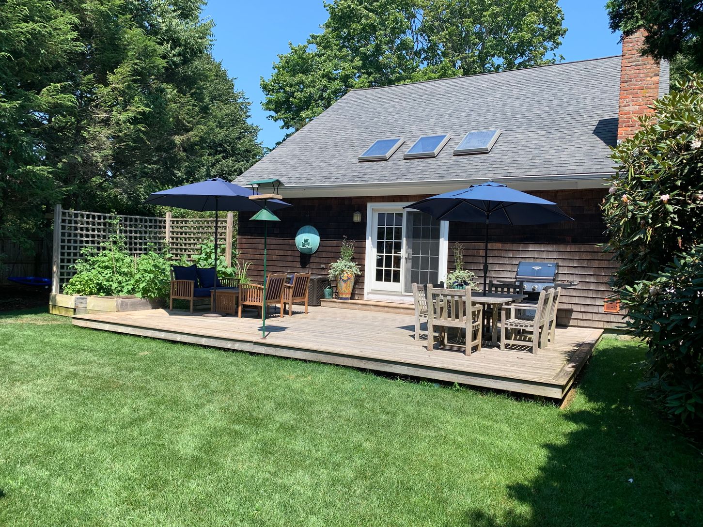  Backyard deck, grill, vegetable garden, dining for 8