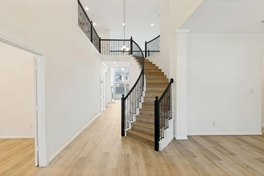4 bed, 3.5 bath, 4616 sqft, $4,300 — Photo 4