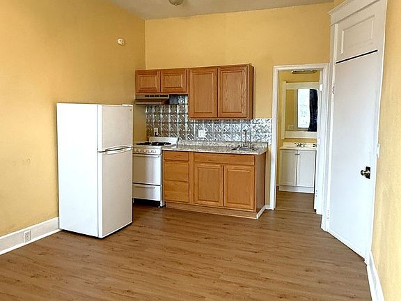 4th image of 223 E Willis St #3