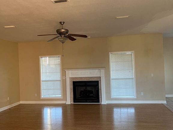 3rd image of 305 E Sommer Oak Dr