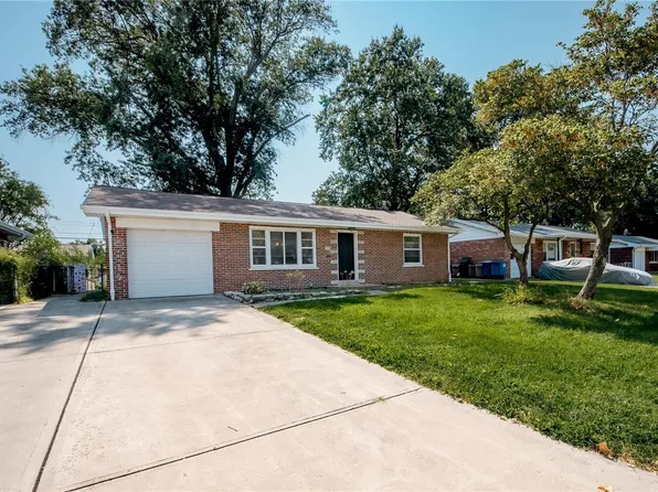 300 Lambeth Ln, Saint Louis, MO 63125