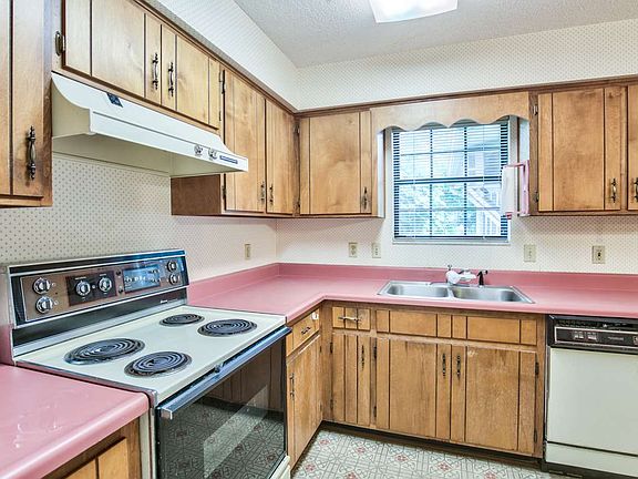 2nd image of 1108 Lovers Ln