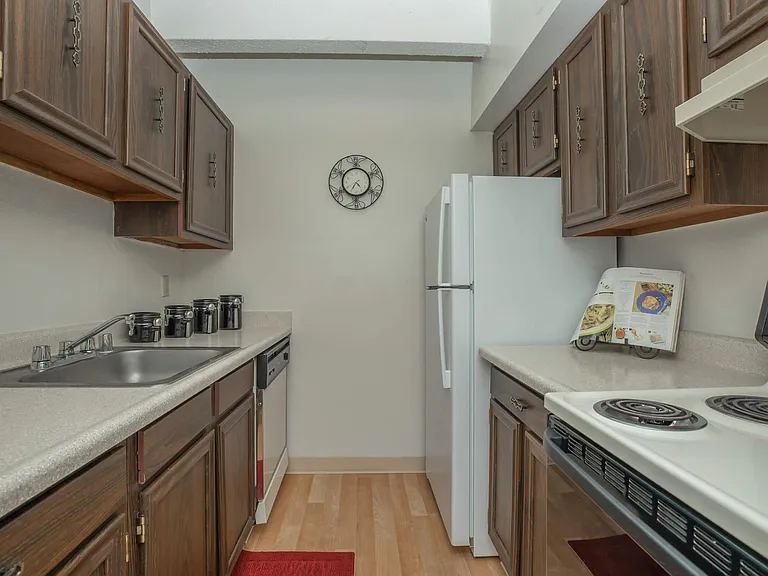 Sunset Pointe — Photo 16