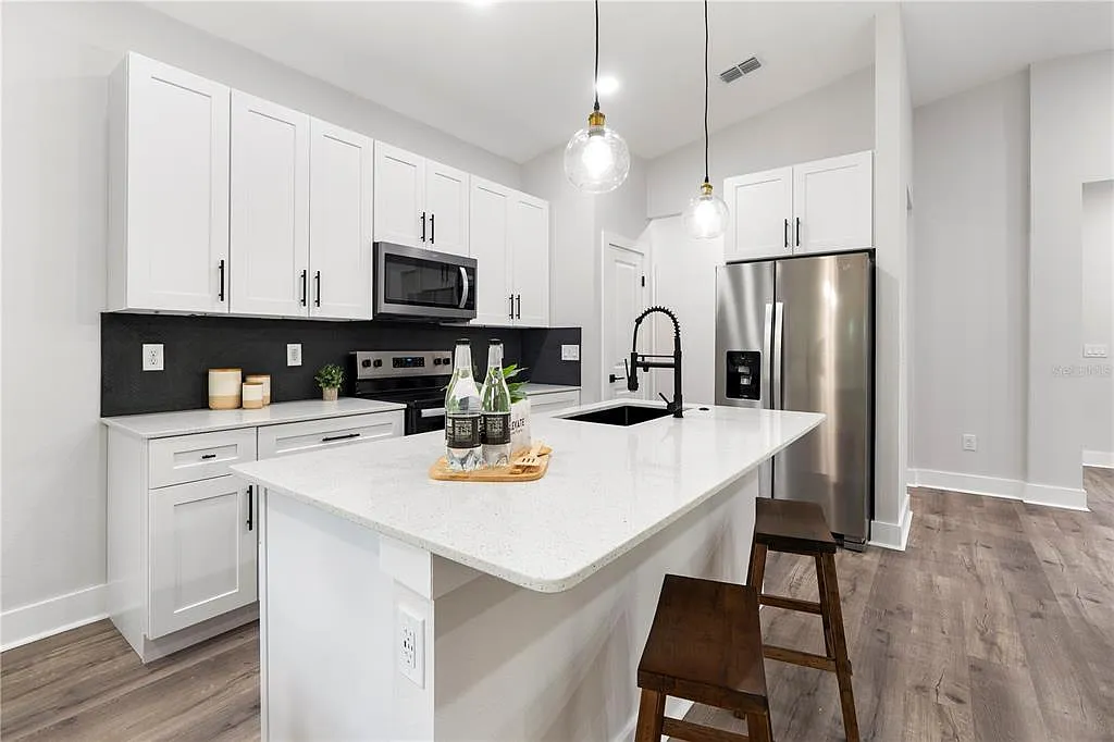 3 bed, 2.0 bath, 1648 sqft, $2,000 — Photo 3