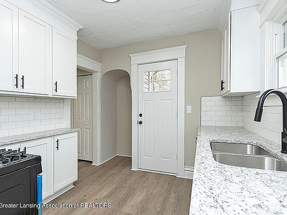 4th image of 1027 Greenwood Ave