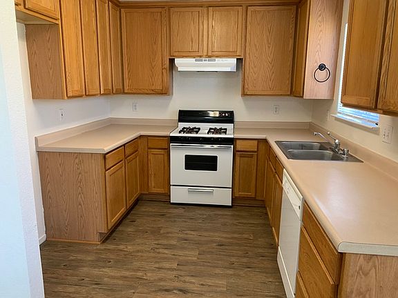 5th image of 304 W Kaweah Ave