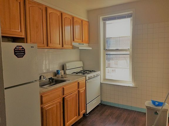 2nd image of 2834 46th St #2