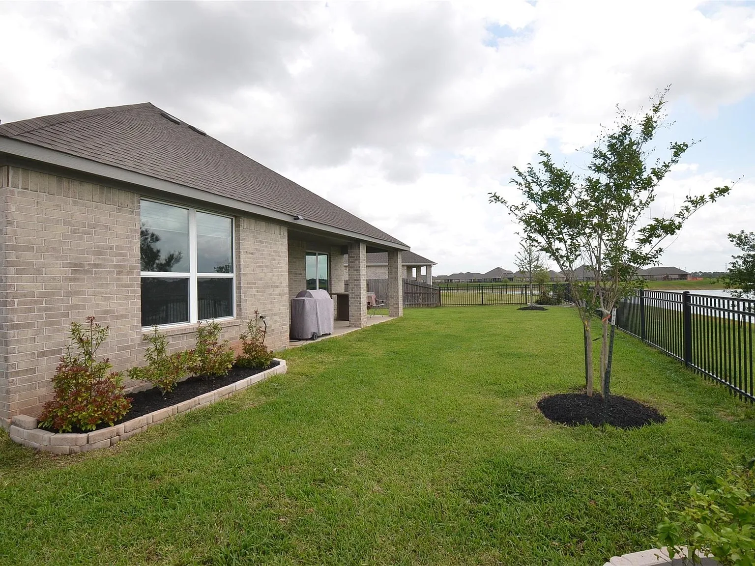 4 bed, 2.0 bath, 1883 sqft, $2,700 — Photo 2