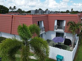 1425 Oxford Ln, Boynton Beach, FL 33426