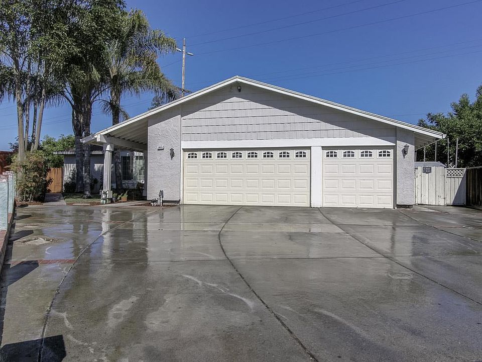 3 car garage, huge driveway, plenty of parking