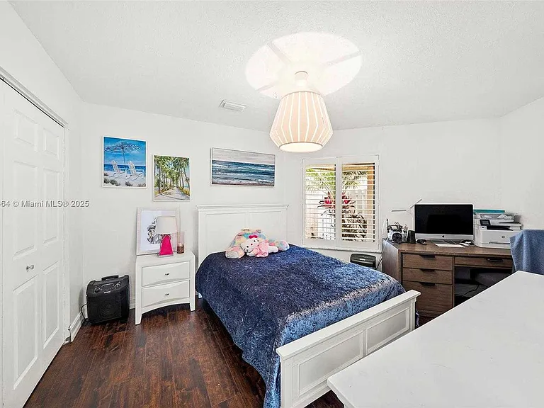 NW 18th Pl — Photo 23
