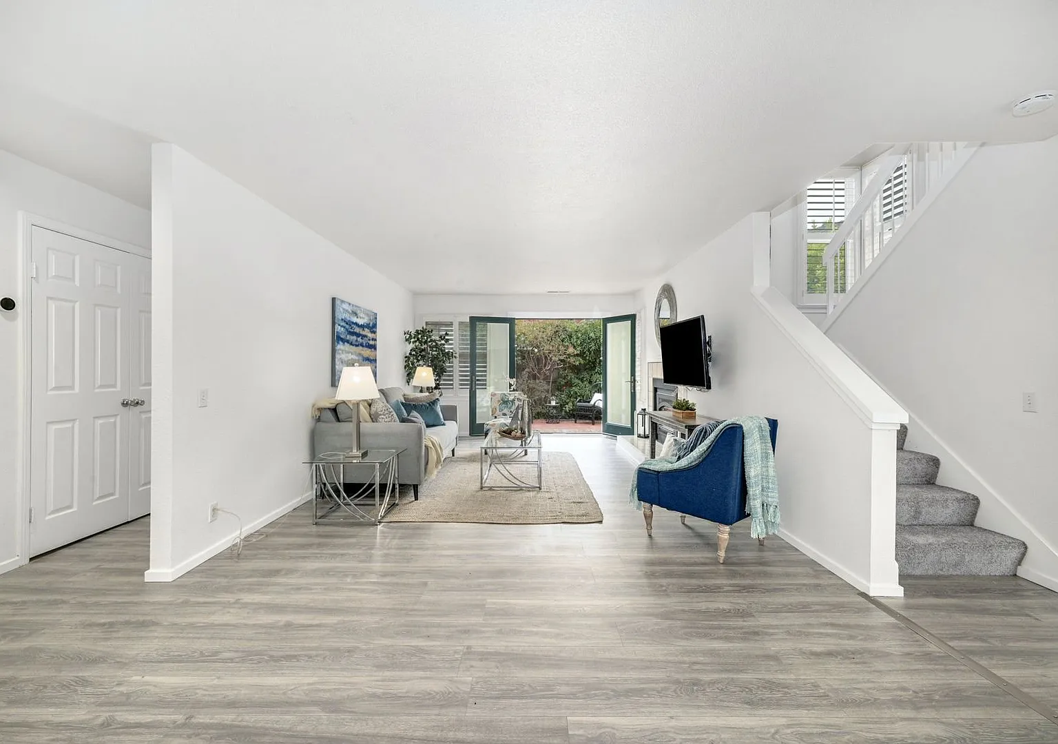 Bright & Spacious Townhouse in Gated Community on Bay Farm Island — Photo 4