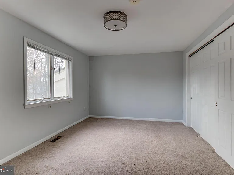 107 Montrose Ave — Photo 18