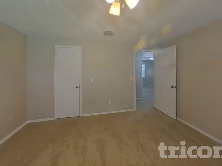 2718 Pinewood Blvd N — Photo 5