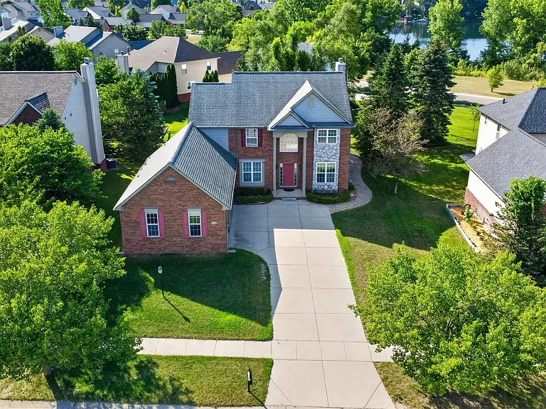 699 Bay Pointe Dr — Photo 3