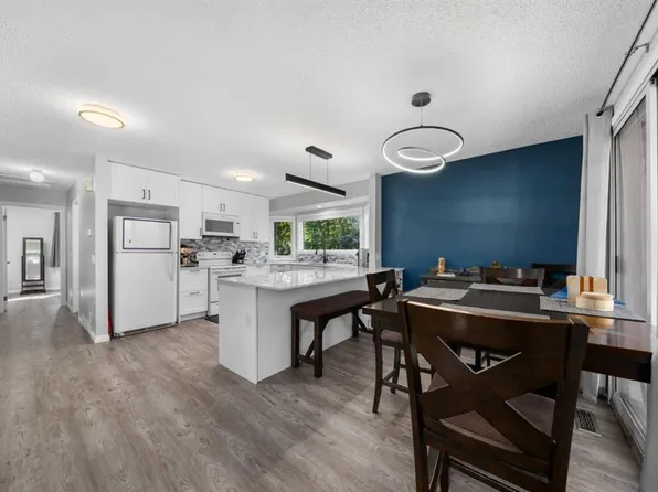 24 Cedardale Rise SW, Calgary, AB T2W 3Y5