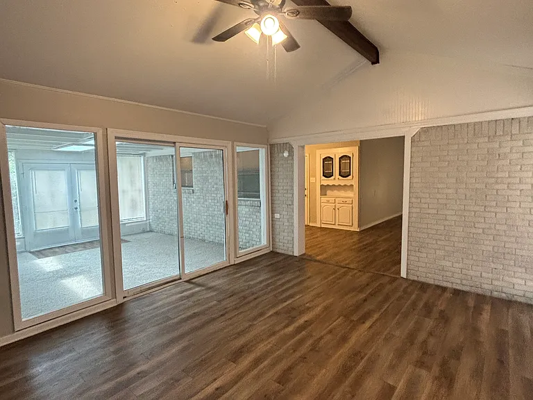 912 Gibson Ct — Photo 9