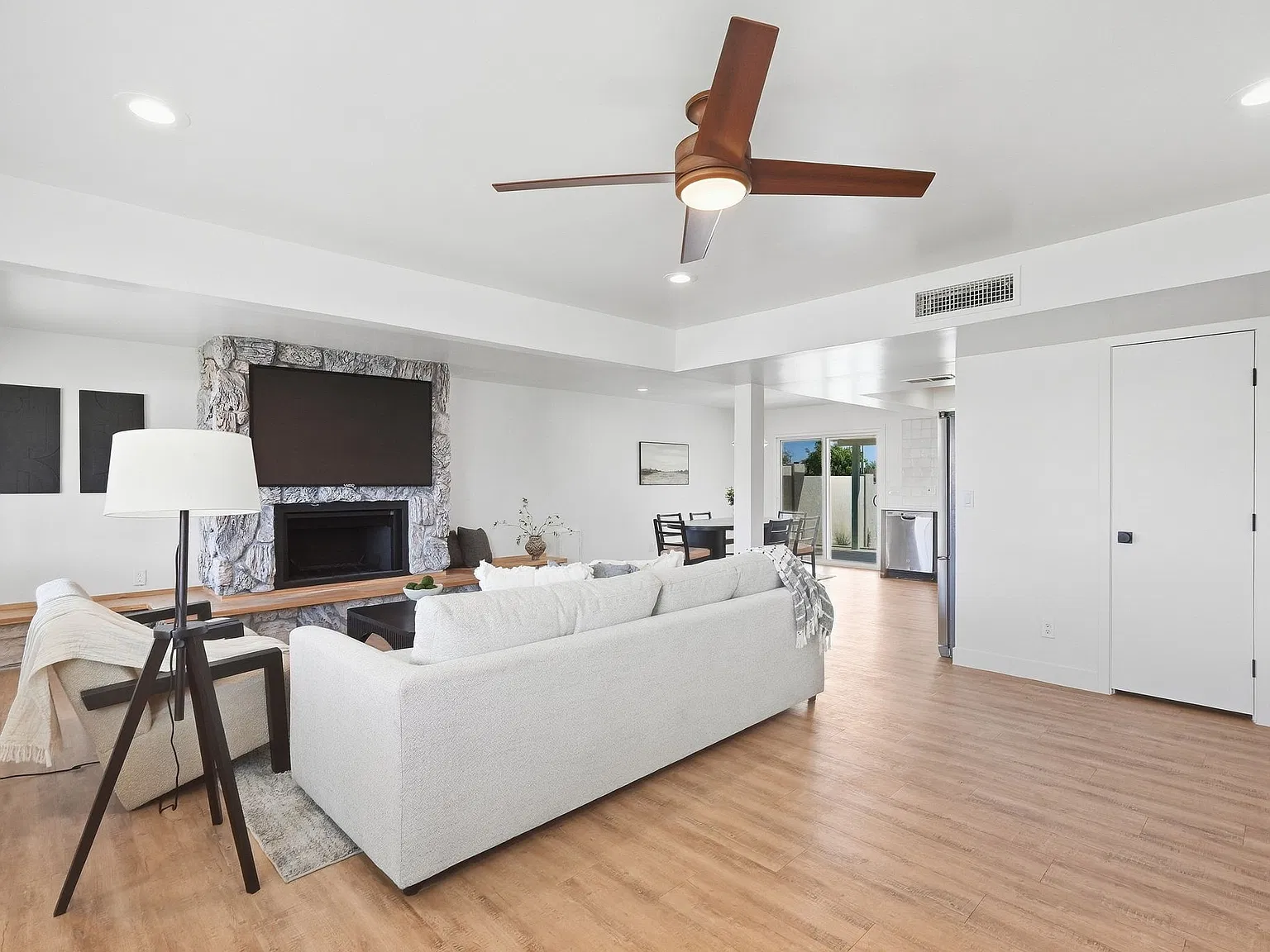 3 bed, 1638 sqft, $2,600 — Photo 2