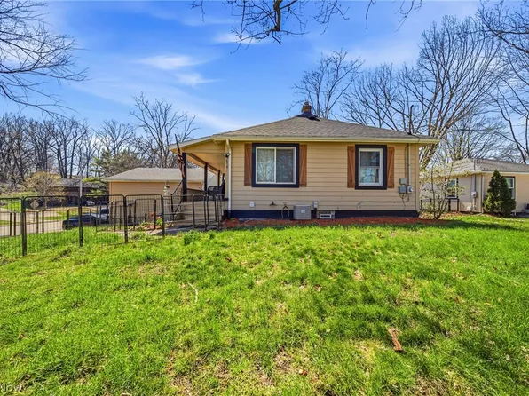 674 Portage Lakes Dr, Akron, OH 44319