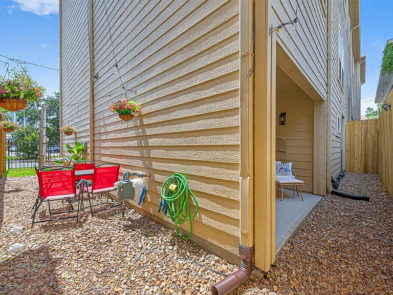 1505 Wentworth St — Photo 48