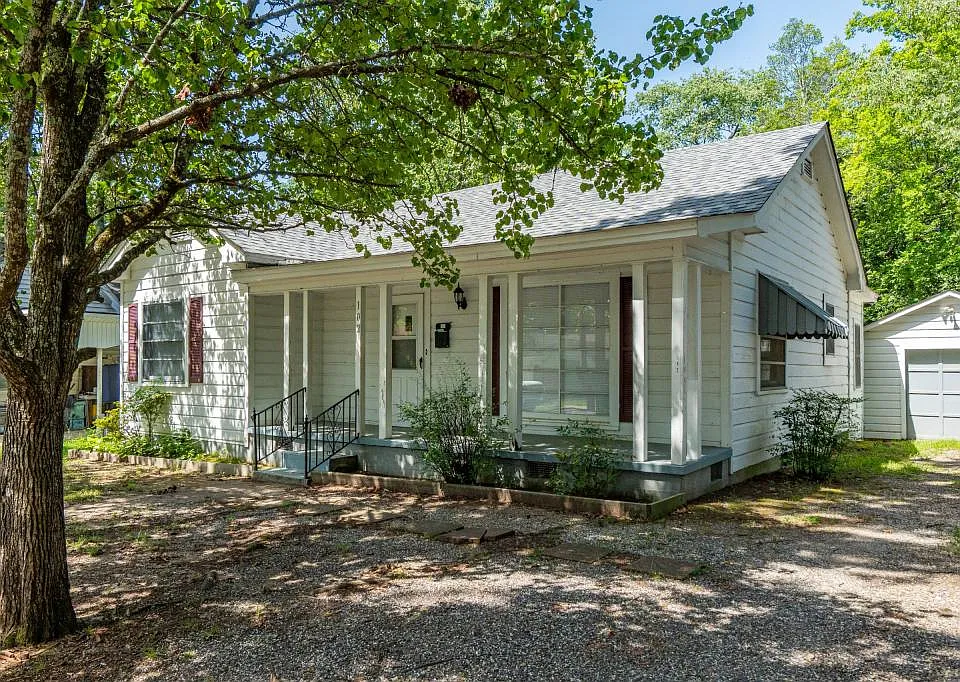 102 Chitwood St