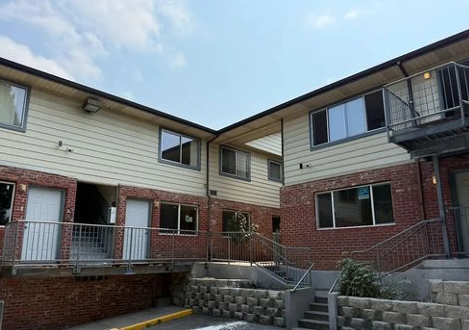 Chateau Apartments — Photo 1