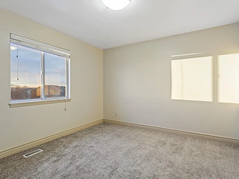717 N 400 W — Photo 12