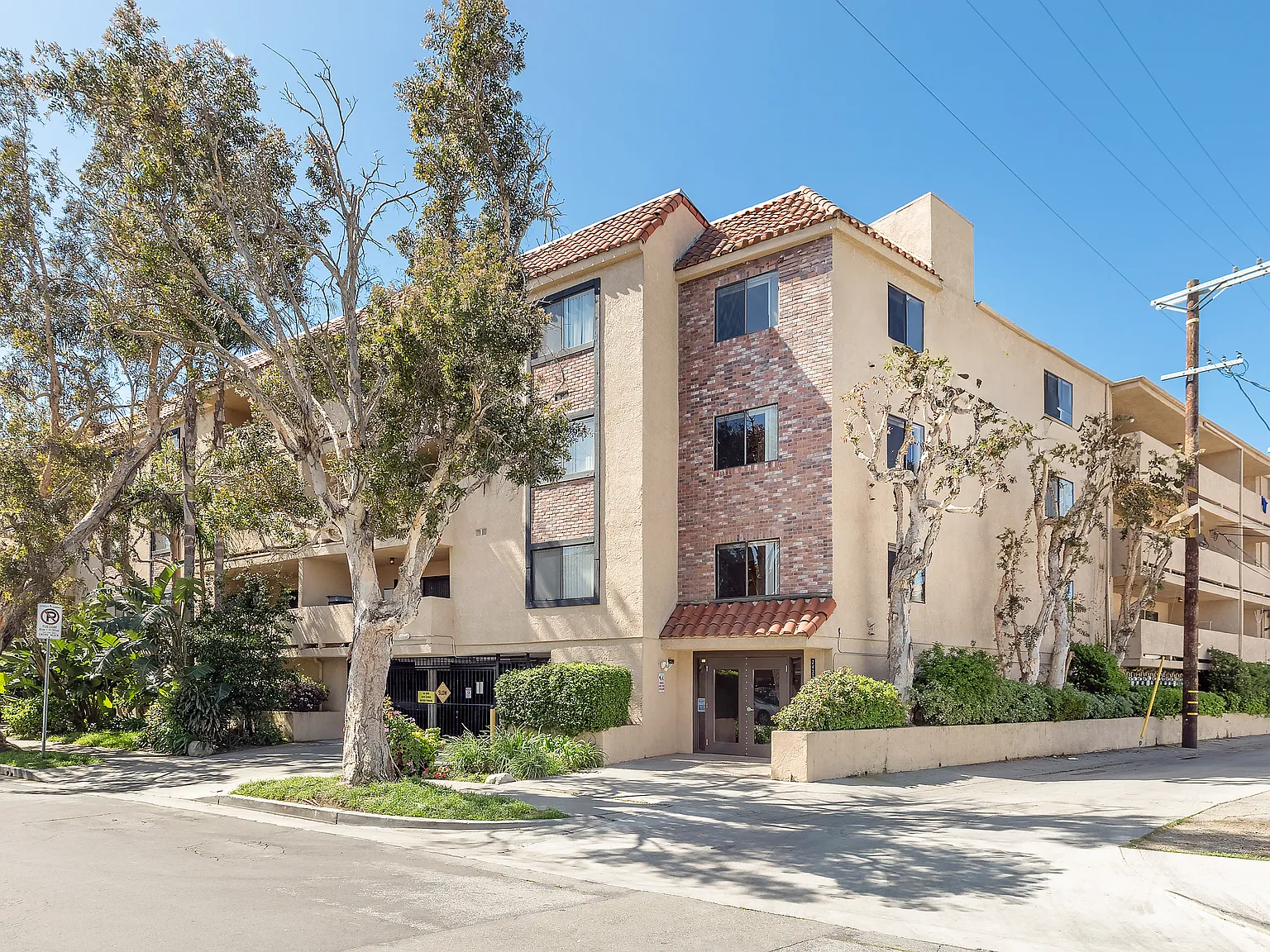 Corinth Avenue Apartments — Photo 2