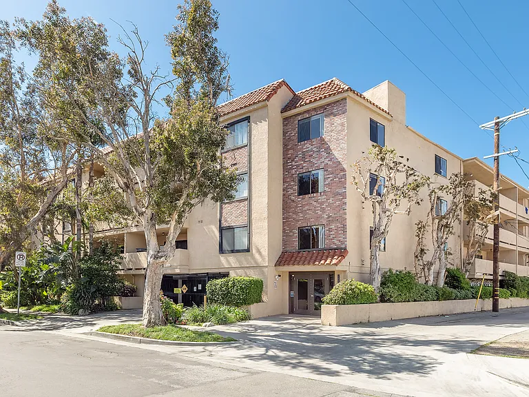 Corinth Avenue Apartments — Photo 2