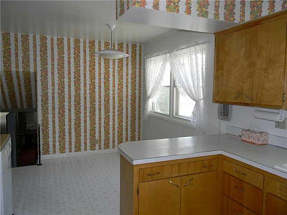 4th image of 2538 Howard Ave