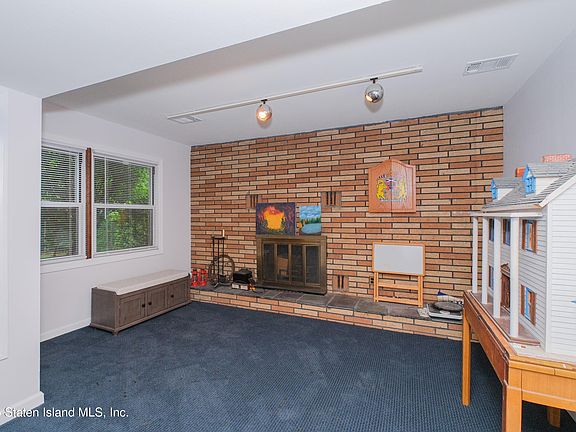 5th image of 55 Dorothea Pl