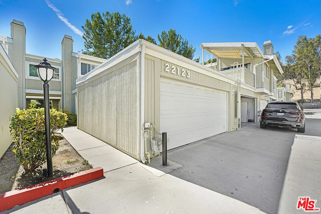 3 bed, 3.0 bath, 1186 sqft, $4,750 — Photo 1