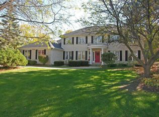 19 Carriage Ct, Oak Brook, IL 60523