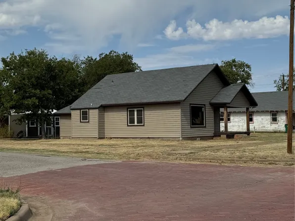 510 Cain St, Quanah, TX 79252