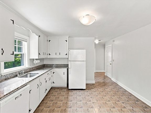 5th image of 924 Washington St