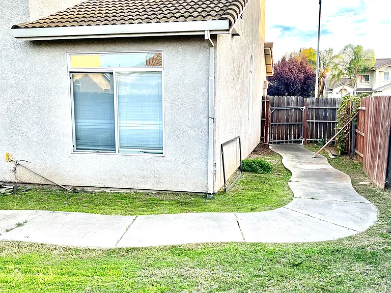 2611 Blossom Cir — Photo 16
