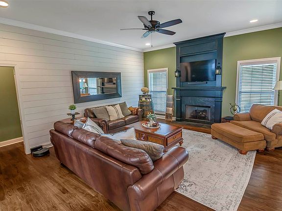 3rd image of 1306 Beaumont Dr