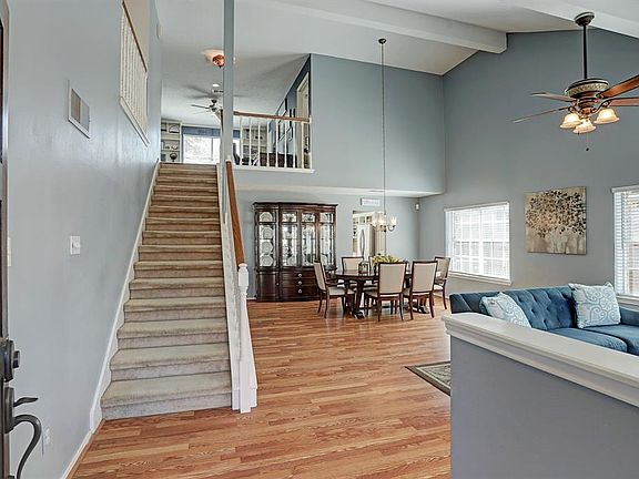 Great size living and dinning room with high ceiling