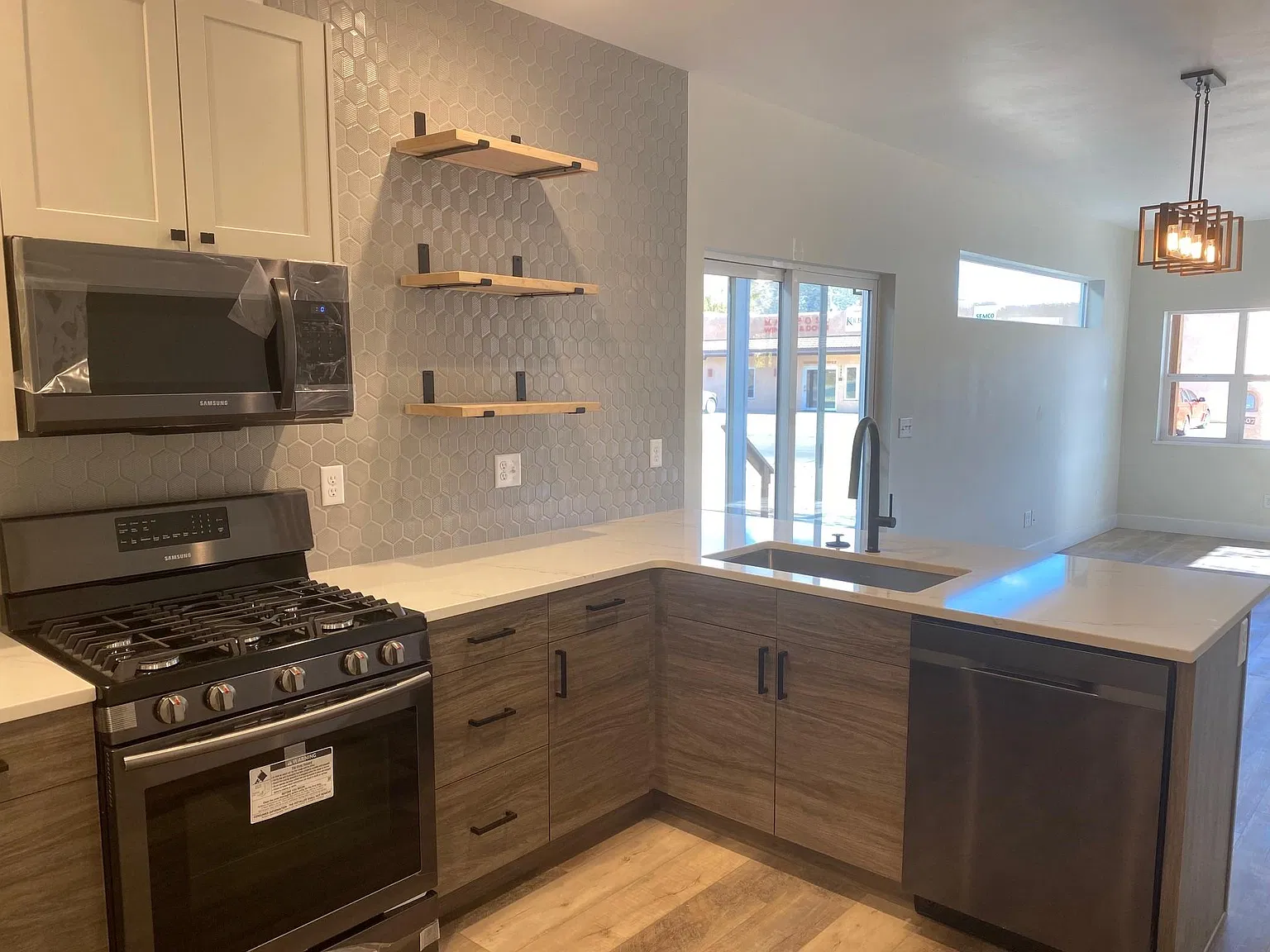 3 bed, 2.5 bath, 1695 sqft, $2,400 — Photo 2